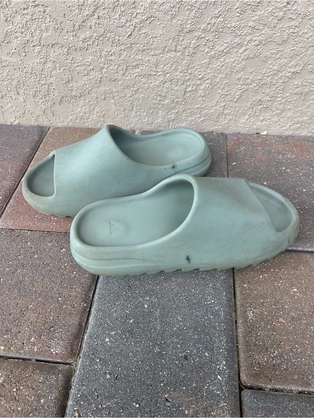 Yeezy Slides - Picture 2 of 3